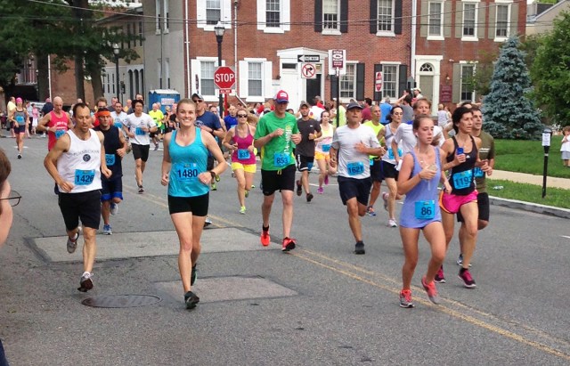 Media 5 Miler first lap turning down Olive Street